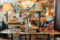 Une équipe attentive et souriante, à votre écoute à chaque instant pour faire de votre expérience un moment fluide, confortable et sans souci. | © Voco Paris - Porte de Clichy