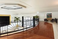 Vue plongeante sur la salle, idéale pour régie, VIP ou prise de hauteur