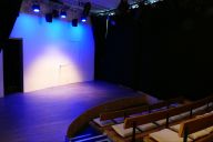 Une salle de théâtre chaleureuse, modulable selon les projets, avec des murs bruts et un plateau sobre qui laisse place à l’imaginaire. Un véritable écrin pour les compagnies en quête de liberté scénique. | © Théâtre du Temps