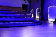 Le gradin du Théâtre du Temps accueille jusqu’à 50 spectateurs dans une configuration intime et frontale. Cette proximité avec la scène crée une immersion totale et favorise une relation directe entre le public et les artistes. | © Théâtre du Temps