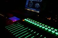 Un espace technique fonctionnel, équipé pour répondre aux besoins essentiels en son et lumière. La régie permet un accompagnement professionnel tout en s’adaptant aux contraintes des productions indépendantes. | © Théâtre du Temps