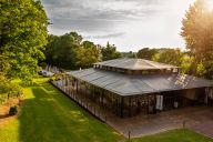 Une grande salle lumineuse et élégante, dotée de hauts plafonds, de moulures d’époque et d’un charme intemporel, parfaite pour accueillir mariages, dîners de gala, séminaires ou événements culturels. | © Château de Flixecourt