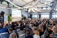 Une configuration optimale pour les conférences, présentations ou séminaires, avec une disposition en théâtre favorisant l’écoute, la concentration et l’interaction entre intervenants et participants, dans un cadre à la fois professionnel et raffiné | © Château de Flixecourt