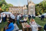 Une mise en place conviviale et élégante en configuration cocktail, idéale pour un vin d’honneur, un événement d’entreprise ou une réception en toute décontraction. | © Château de Flixecourt