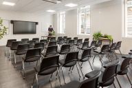 Un vaste salon baigné de lumière naturelle, parfait pour conférences et réceptions. | © Espace Cléry - Groupe Formeret