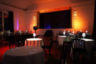 Ambiance intimiste avec tables rondes, idéale pour dîners spectacles