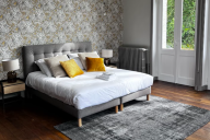 Une chambre chaleureuse et authentique, décorée dans un style classique et intemporel, offrant confort et quiétude au cœur du château. | © Château de Flixecourt