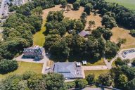 Une vue aérienne spectaculaire révélant l’ampleur et la beauté du domaine : le château, entouré de son vaste parc paysager, se dresse au cœur d’un écrin naturel paisible, entre jardins à la française, allées arborées et bâtiments historiques. | © Château de Flixecourt