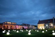 À la tombée du jour, le jardin s’illumine délicatement, créant une atmosphère féérique et intime, parfaite pour une réception en soirée ou un cocktail sous les étoiles. | © Château de la Trye