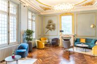 Un salon raffiné aux volumes généreux, mêlant éléments patrimoniaux et décoration contemporaine, idéal pour des moments conviviaux ou des réunions informelles. | © Château de la Trye