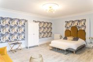 Une suite spacieuse et élégante, mêlant charme de l’ancien et touches contemporaines, pensée pour offrir confort, intimité et sérénité lors d’un séjour au château. | © Château de la Trye