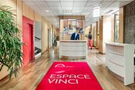Une arrivée discrète et élégante, au calme des cours pavées. | © Espace Vinci - Groupe Formeret