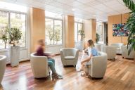 Un salon convivial, idéal pour se détendre entre deux sessions de travail. | © Espace Vinci - Groupe Formeret