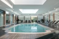 Une piscine intérieure baignée de lumière naturelle, propice à la détente, accompagnée d’un espace spa avec hammam, jacuzzi et soins bien-être. | © Le Relais de la Malmaison
