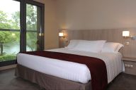 Une chambre élégante et spacieuse, décorée avec sobriété et raffinement, offrant tout le confort d’un hôtel 4 étoiles pour un séjour apaisant entre nature et modernité. | © Le Relais de la Malmaison