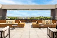 Une terrasse en hauteur avec vue dégagée, idéale pour des moments conviviaux et exclusifs. | © Hyatt Place CDG