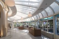 Un espace lumineux entre intérieur et extérieur, idéal pour vos moments de pause ou d’échange. | © Pavillon Elysée Té