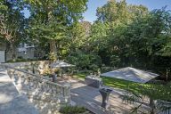 Espace extérieur verdoyant, parfait pour cocktails et instants de détente.