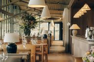 Une table soignée dans un cadre raffiné, parfaite pour vos pauses gourmandes ou repas d’affaires. | © Hangar Y