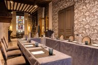 Ambiance feutrée et intellectuelle pour échanges et entretiens.