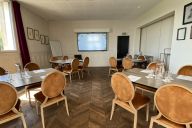 Un espace chaleureux et raffiné, idéal pour vos échanges en petit comité. | © Domaine de la Corniche