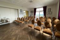 Une salle tout équipée au format scénique, pensée pour vos conférences et présentations impactantes. | © Domaine de la Corniche