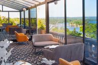 Un espace baigné de lumière, ouvert sur l’extérieur, propice à la détente ou aux pauses conviviales. | © Domaine de la Corniche