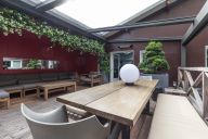 Un extérieur convivial et arboré, parfait pour vos pauses ou moments festifs en plein air. | © LIEU PRIVE