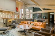 Un espace cosy, idéal pour les échanges informels ou les ateliers en petit groupe. | © LIEU PRIVE