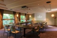 Un espace équipé et modulable, idéal pour vos réunions, ateliers ou présentations.