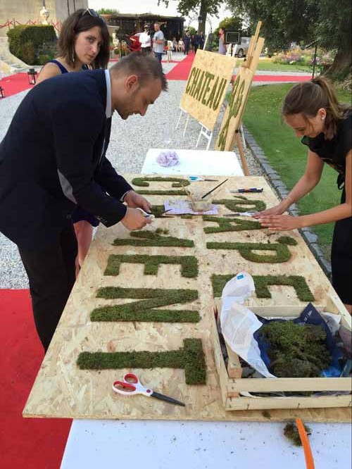 Salariés participant à la création d'une fresque collective écologique lors d'un team building.