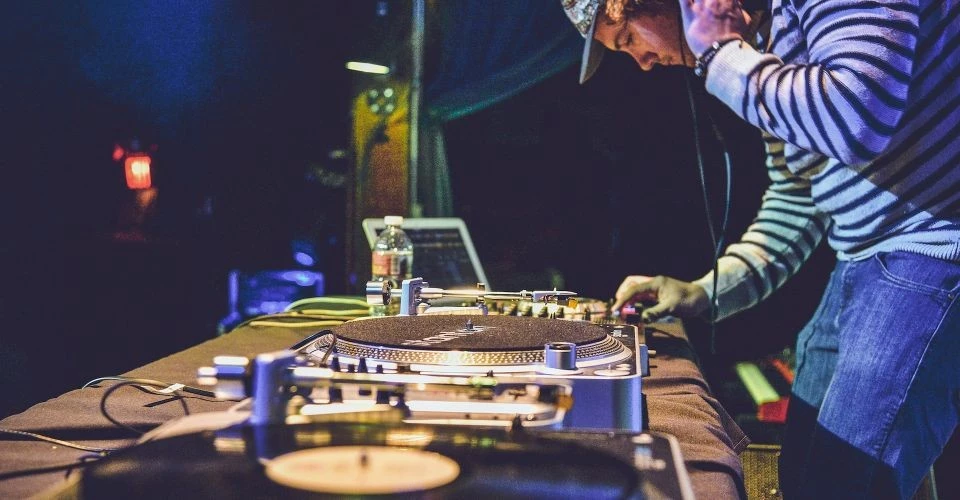 un-pro-des-platines-musique-et-expression-be-the-dj