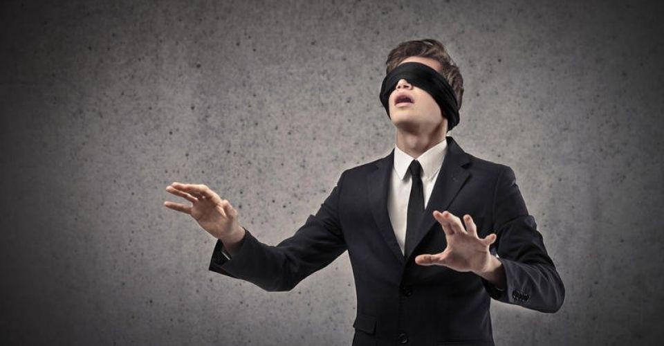 il-est-ferme-dans-une-piece-sans-lumiere-innovation-et-rupture-blindstorming