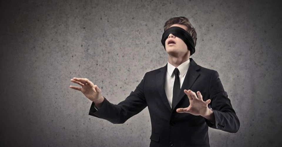 il-est-ferme-dans-une-piece-sans-lumiere-innovation-et-rupture-blindstorming