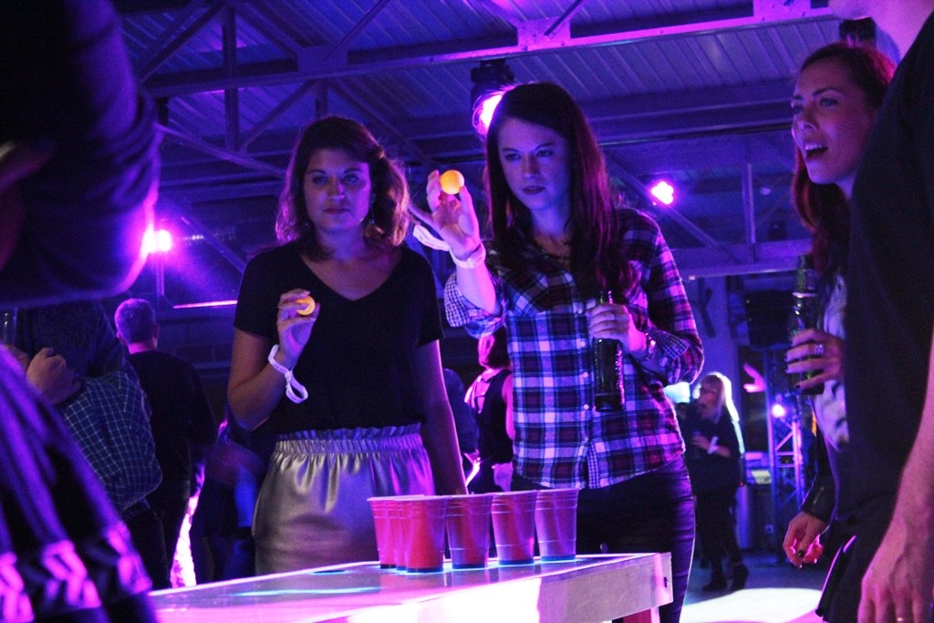 joueuse-principale-avec-son-assistante-motion-gaming-digibeer-pong