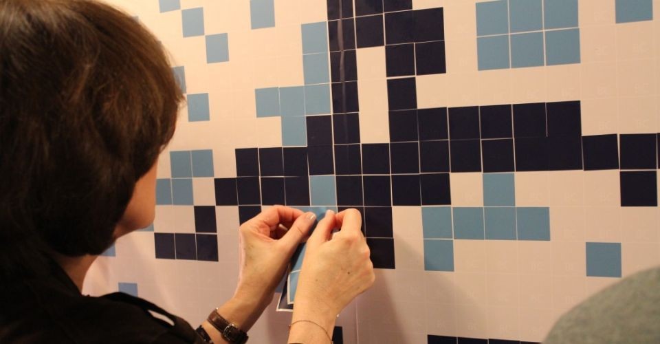 une-oeuvre-aux-couleurs-bleu-blanc-noir-art-et-creativite-pixel-painting