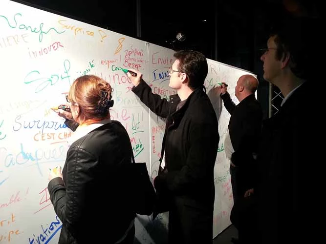 Les collegues se retrouvent au cours de la soiree pour peindre les murs