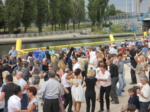 Les Bals Barges du canal