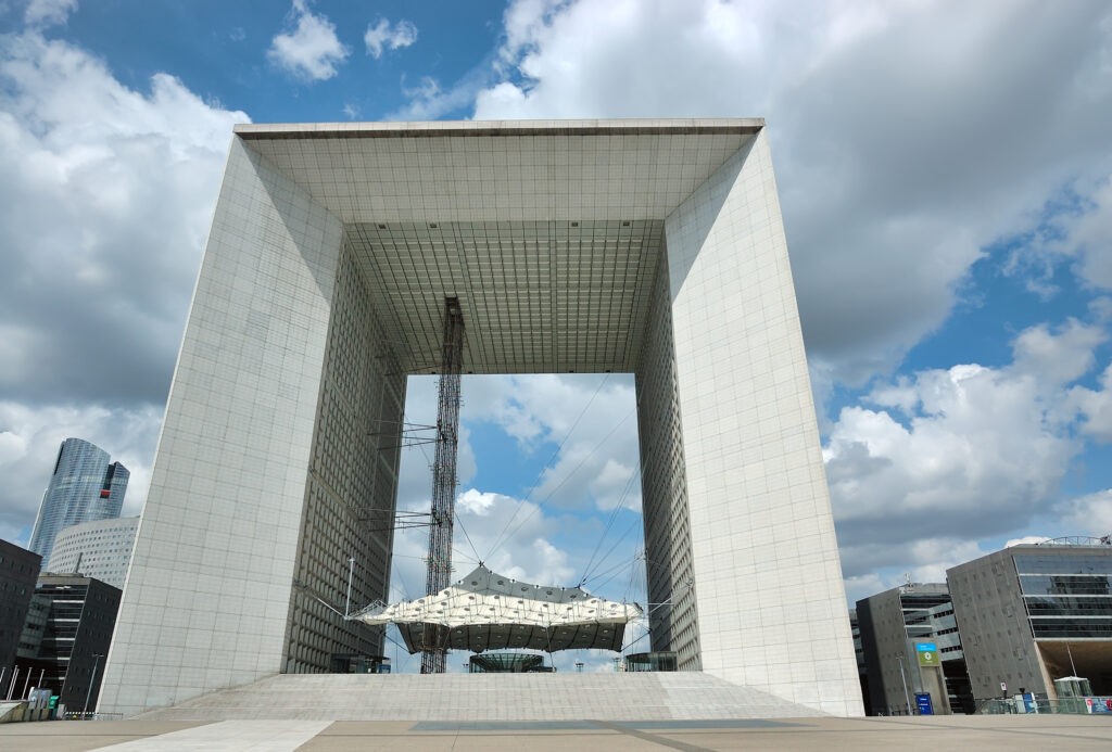 Parvis de La Défense pour un team building à Paris