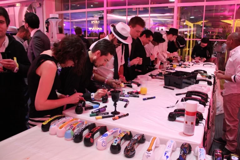 chaque-participant-customise-son-objet-art-et-creativite-custom-party-768x512