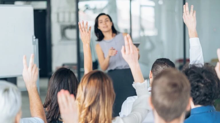 animatrice-seminaire-dentreprise-Grande-768x432