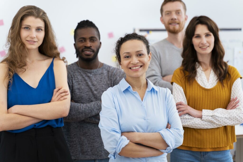 Casser les silos en entreprise : comment le team building interservices fait tomber les murs