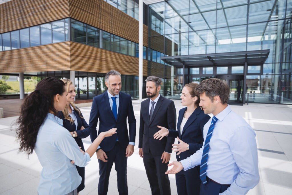 Team building grand groupe : comment réussir un événement de 100 à 500 personnes