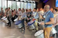 Collaboration d’équipe et énergie collective durant un atelier Batucada by MadCityZen. | © MadCityZen