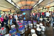 Vue d'ensemble d'un groupe d'entreprise participant à l'atelier Batucada organisé par MadCityZen. | © MadCityZen