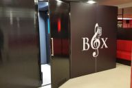 Participants chantant à pleins poumons dans la Cabine Karaoké MadCityZen. | © MadCityZen