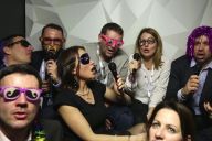 MadCityZen propose une animation karaoké originale en cabine pour les événements d’entreprise. | © MadCityZen