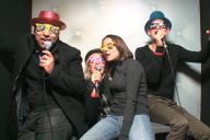 Team building MadCityZen : éclats de rire et ambiance festive dans la Cabine Karaoké. | © MadCityZen