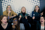 Moments inoubliables et refrains partagés pendant l’activité Cabine Karaoké MadCityZen. | © MadCityZen