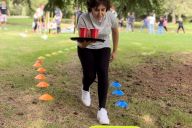 Participants célébrant leur victoire dans une épreuve des Olympiades by MadCityZen. | © MadCityZen